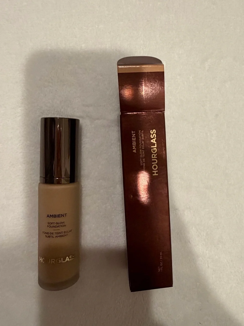 HOURGLASS COSMETICS - Ambient Soft Glow Foundation - Color 8 (light medium)